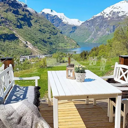 9 Person In Geiranger-by Traum Nyaraló