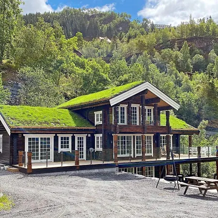9 Person In Geiranger-by Traum Nyaraló